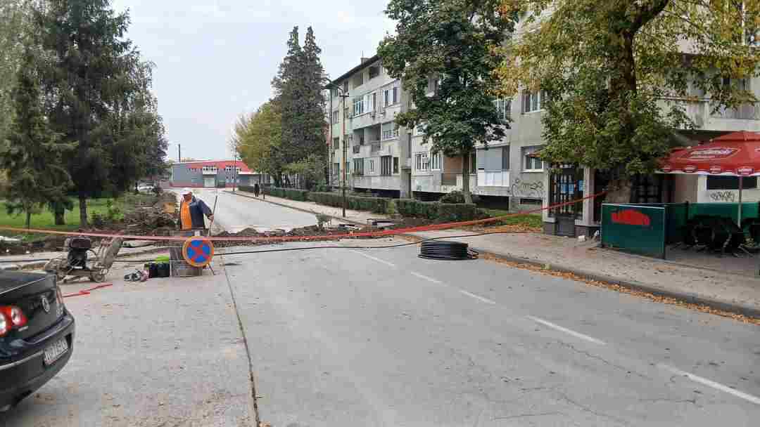 U Lukavcu radovi na nadstrešnici izvora Petrak, zbog radova na proširenju ulične rasvjete obustavljen saobraćaj u ulici Petrak