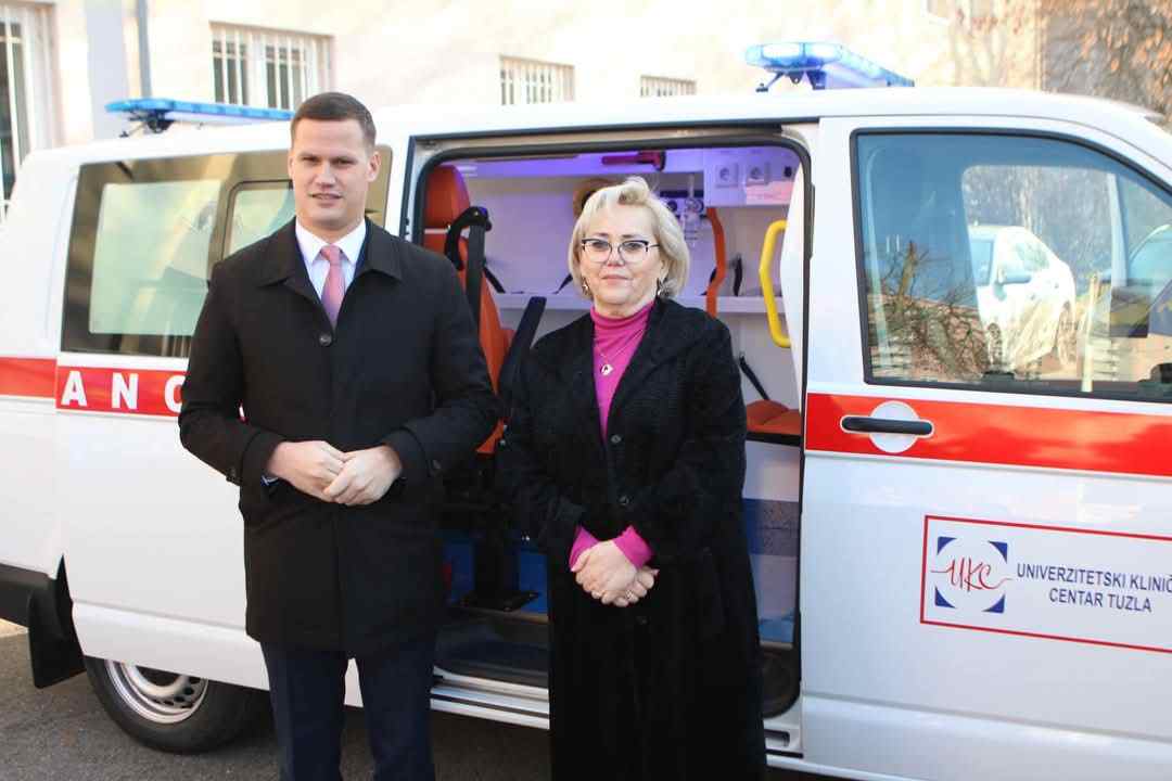 Vlada TK nastavlja ulaganja: Primopredaja sanitetskog vozila i podrška ključnim projektima