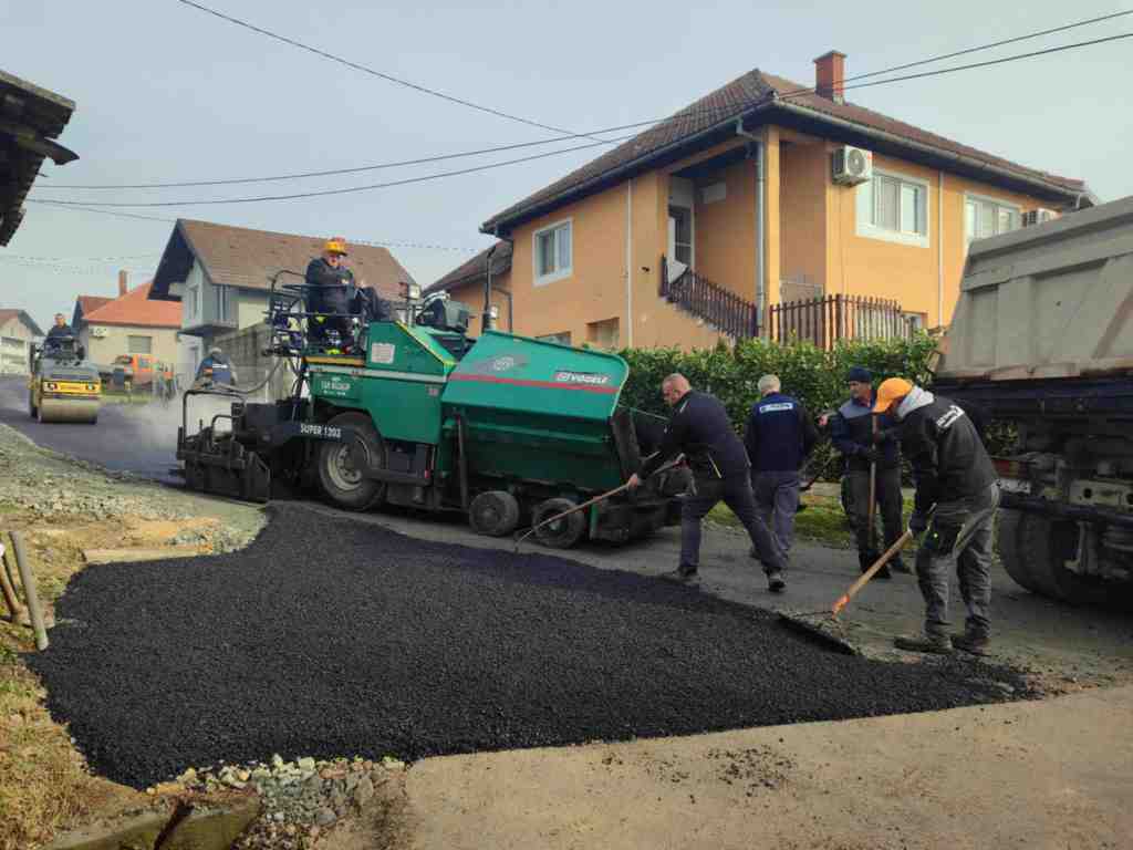 Asfaltiran put prema mjesnom mezarju u Bikodžama