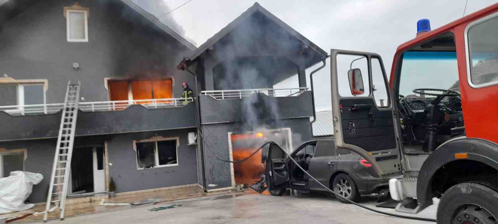 Požar u Gornjem Bistarcu zahvatio dvije kuće i garažu, vatrogasci u borbi s vatrenom stihijom