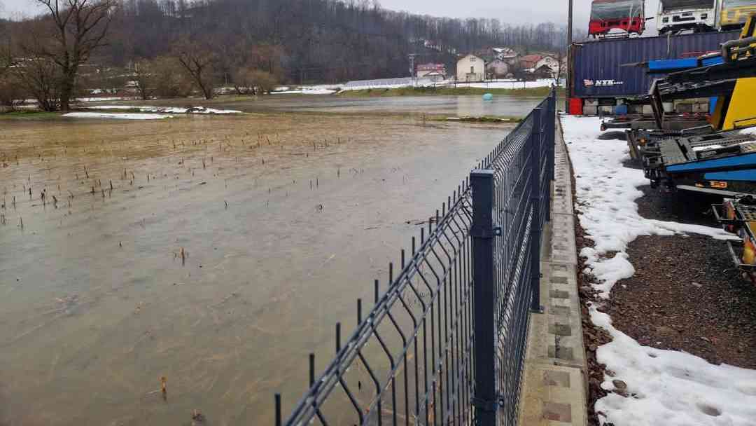 Prava jezera na poljoprivrednim površinama u Gračanici i dalje nizvodno rijekom Sprečom.