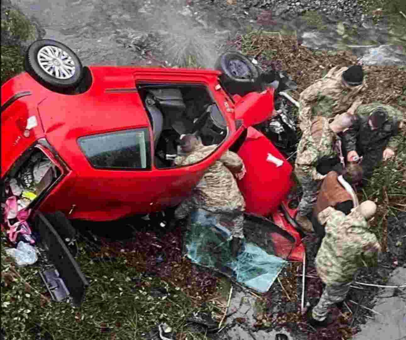 Teška saobraćajna nesreća u Podgajevima: Vozačica završila u potoku