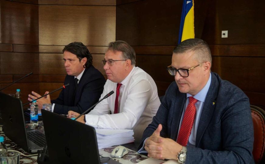 Građane Federacije BiH očekuju bolji dani na više polja: Roditelji njegovatelji će umjesto 619 KM primati 1.000 KM, a raste i dječiji doplatak.