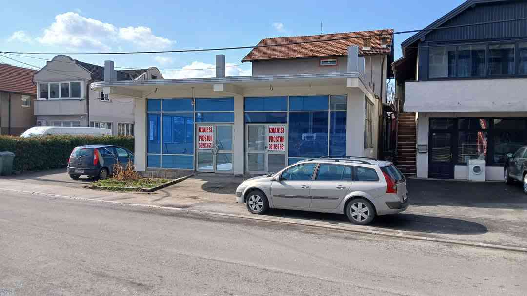 Napušten automobil ispred bivše pizzerije Tomato zabrinjava građane