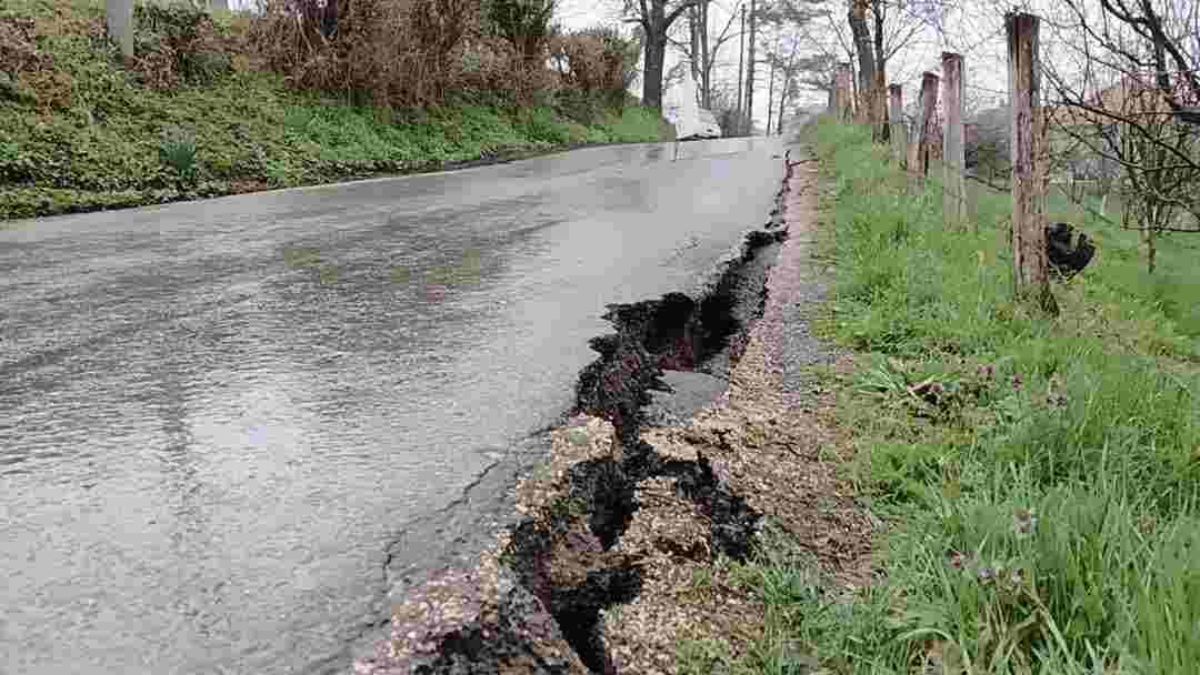 Klizište u Tabacima ugrožava saobraćaj: Vozači oprez!