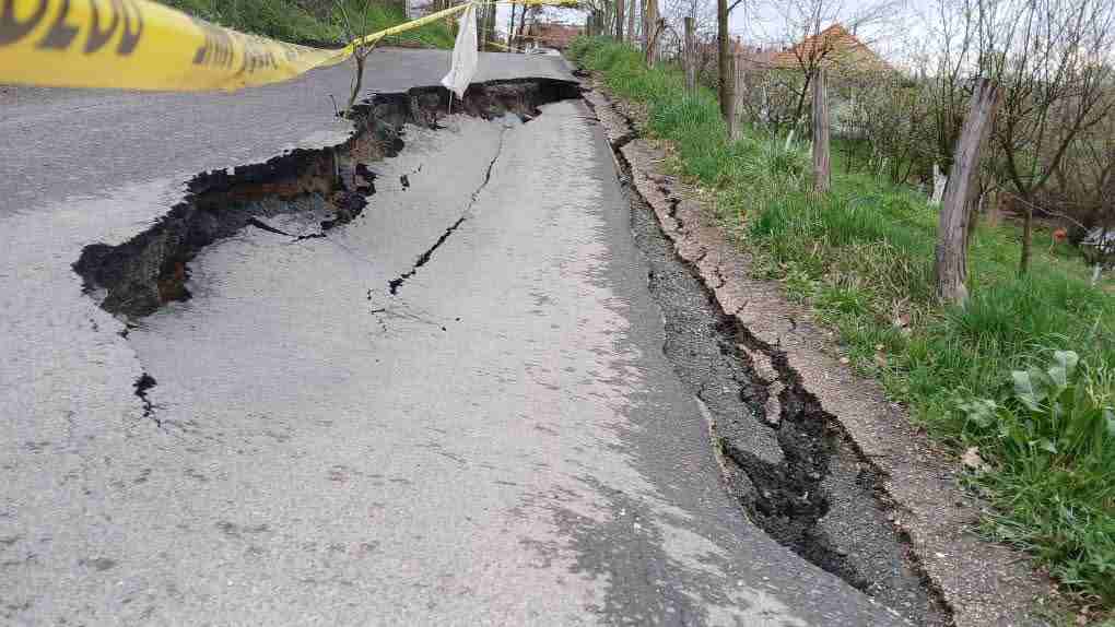 Klizište blokiralo put iz Tabaka prema Modracu zbog klizišta – FOTO