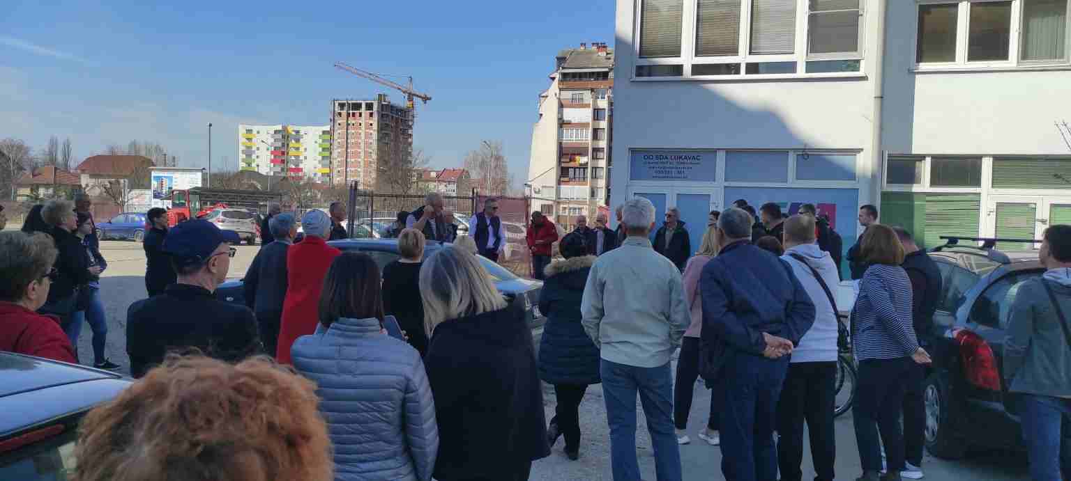 Građani Lukavca protestovali protiv neplanske gradnje: Najavljen novi skup