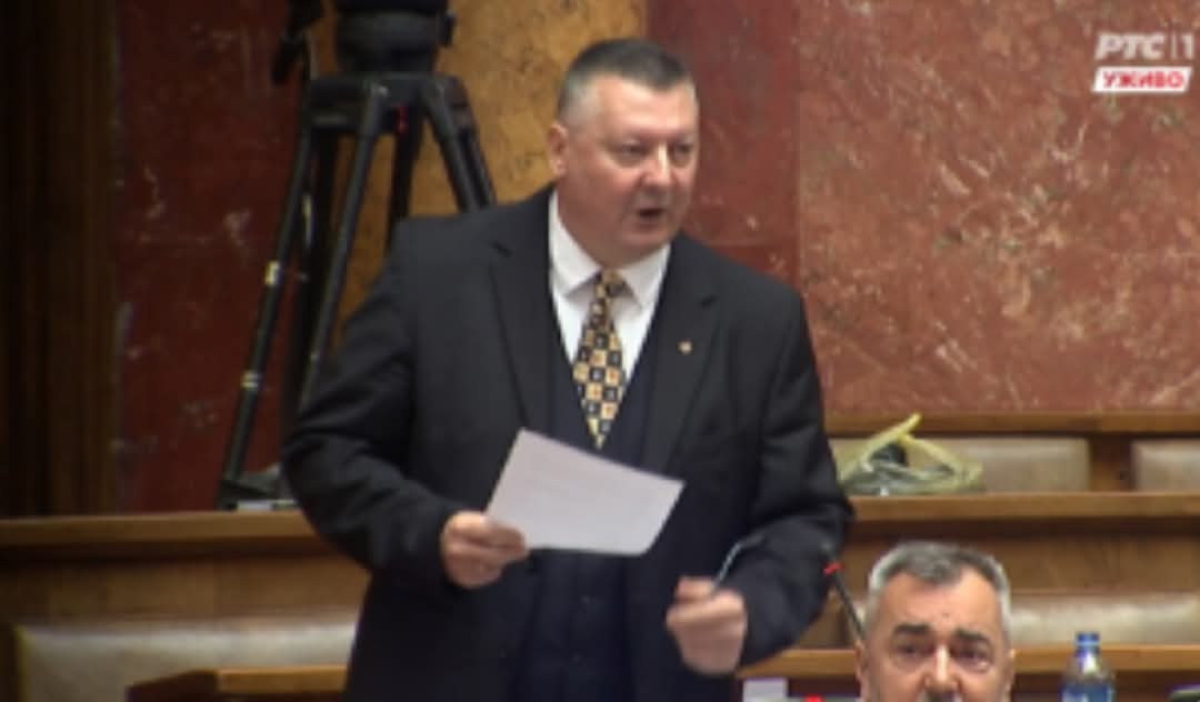 Vučiću njegovi polako okreću leđa: Albijanić stao uz studente, SNS poslanici mu prijetili i psovali ga