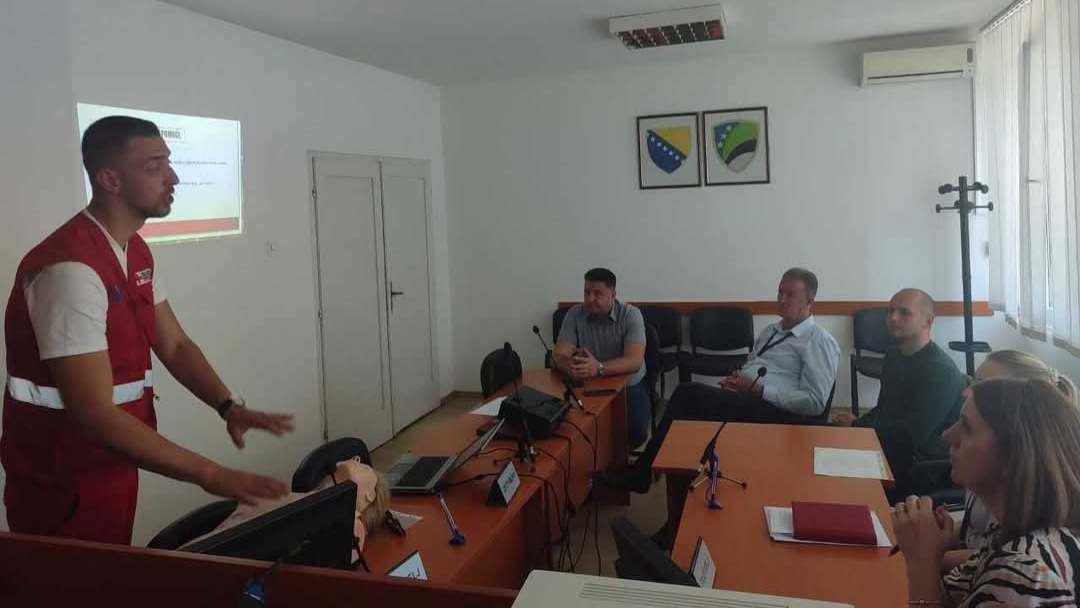 Obuka iz prve pomoći za uposlenike Općinskog suda u Lukavcu: Crveni križ/krst Grada Lukavac nastavlja s važnim edukacijama