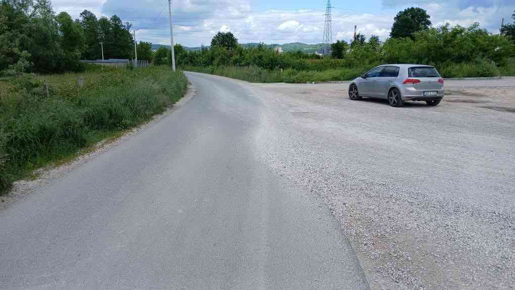 Mještani Tabaka zabrinuti i nezadovoljni zbog šljunka na kolovozu i neodržavanja zaraslog putnog pojasa u krivini