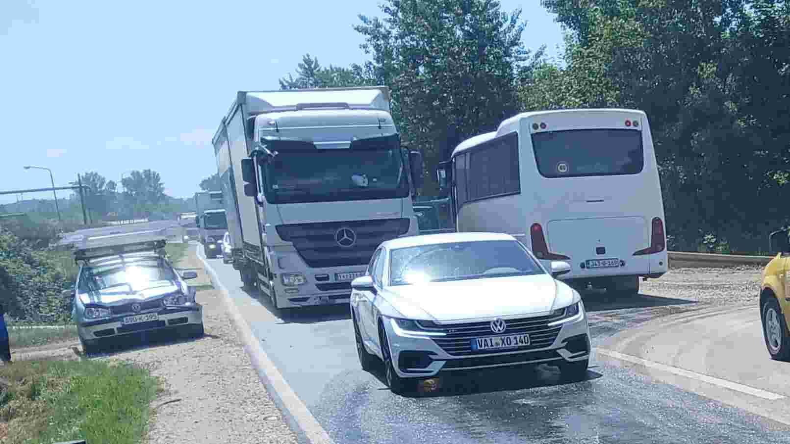 Saobraćajna nezgoda na magistralnom putu Tuzla–Doboj kod Lukavca: Sudar Golfa i kamiona stvorio kolone