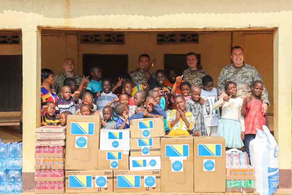 Pripadnici OS BiH u misiji EUTM RCA uručili humanitarnu donaciju sirotištu u Banguiju