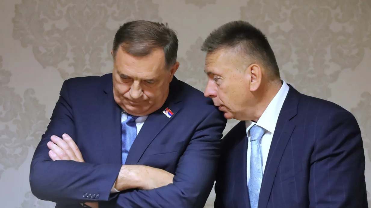 Vuče li građanin Milorad advokate za nos, obrnuto, ili su svi dio iste predstave?