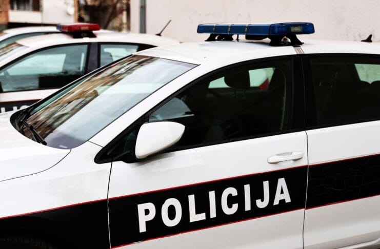 Incident u Smolući: Automobil uletio u dvorište dok su se igrala djeca, vozač završio u bolnici
