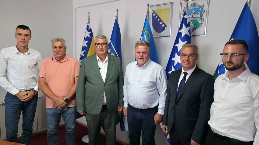 Lukavac i Velika Kladuša ulaze u projekte izgradnje vodovoda i kanalizacije: Lukavacu 16,5 miliona “poklon” – ali se “prvoj turi” i kreditno zadužuje preko 10 miliona KM