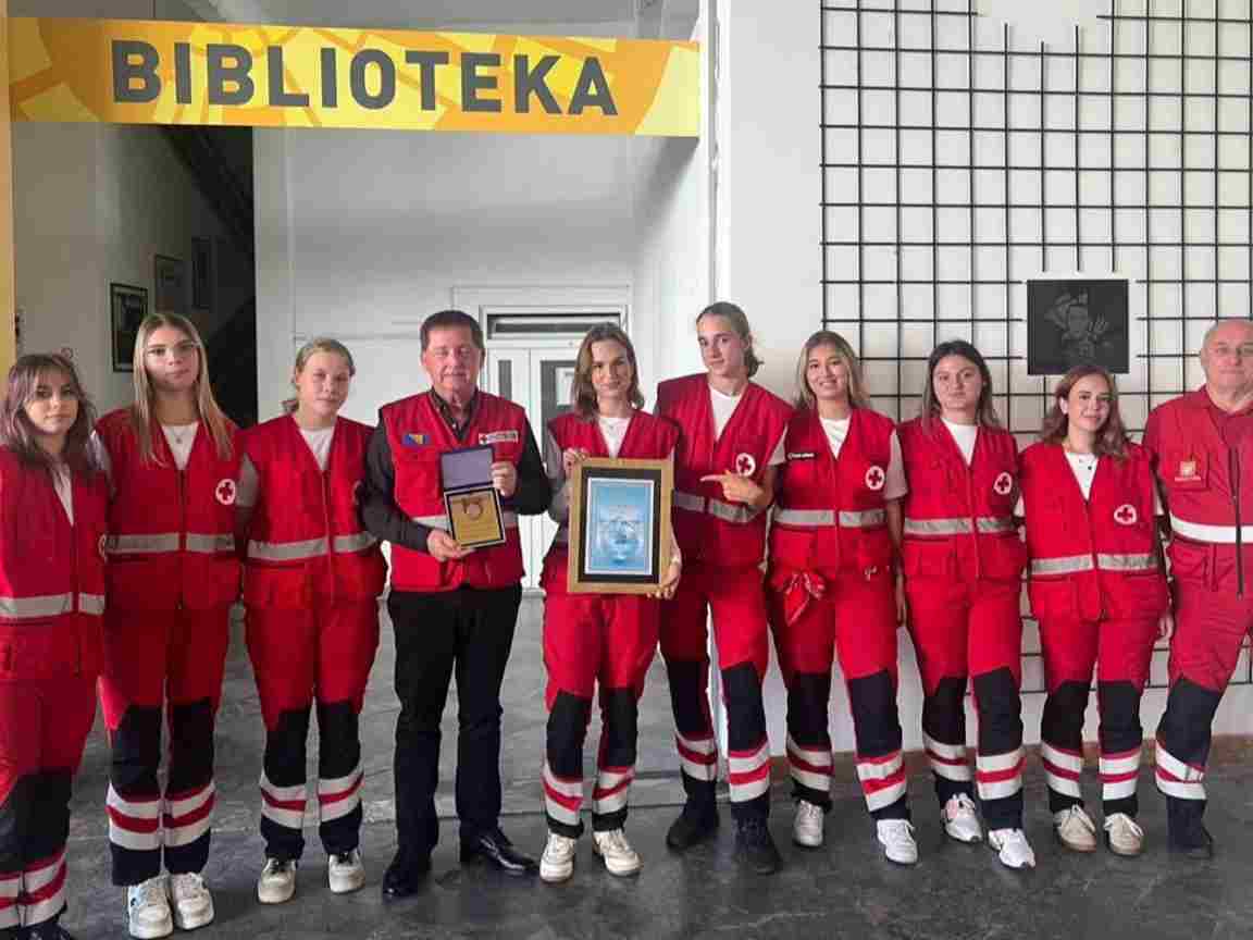 Crveni križ/krst Grada Lukavca dobitnik Plakete povodom Dana Grada