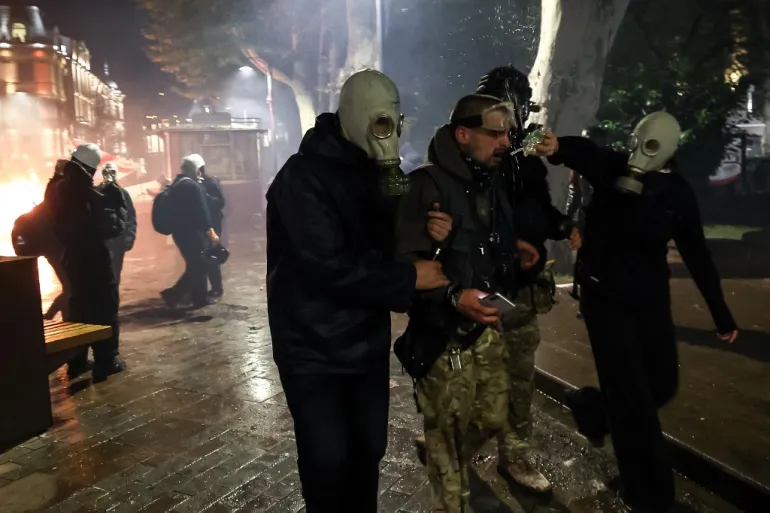 Sukobi u Tbilisiju: Policija vodenim topovima i suzavcem rastjerala demonstrante ispred predsjedničke palače