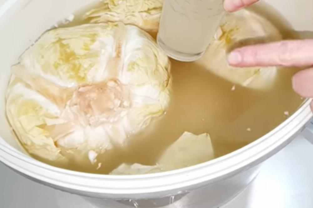 Zašto se na rasolu kiselog kupusa pojavljuje bijela skrama – i zašto ga ne treba odmah bacati