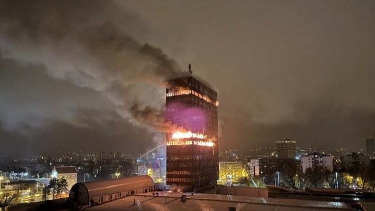 Sinoć planuo Vjesnikov neboder u Zagrebu: Noćna borba sa vatrom koja je gutala sprat li po sprat