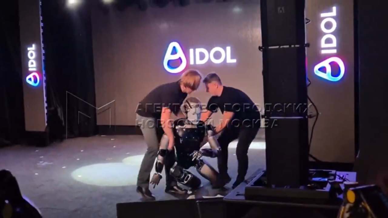 Ruski humanoidni robot Aidol pao na sceni nekoliko sekundi nakon predstavljanja