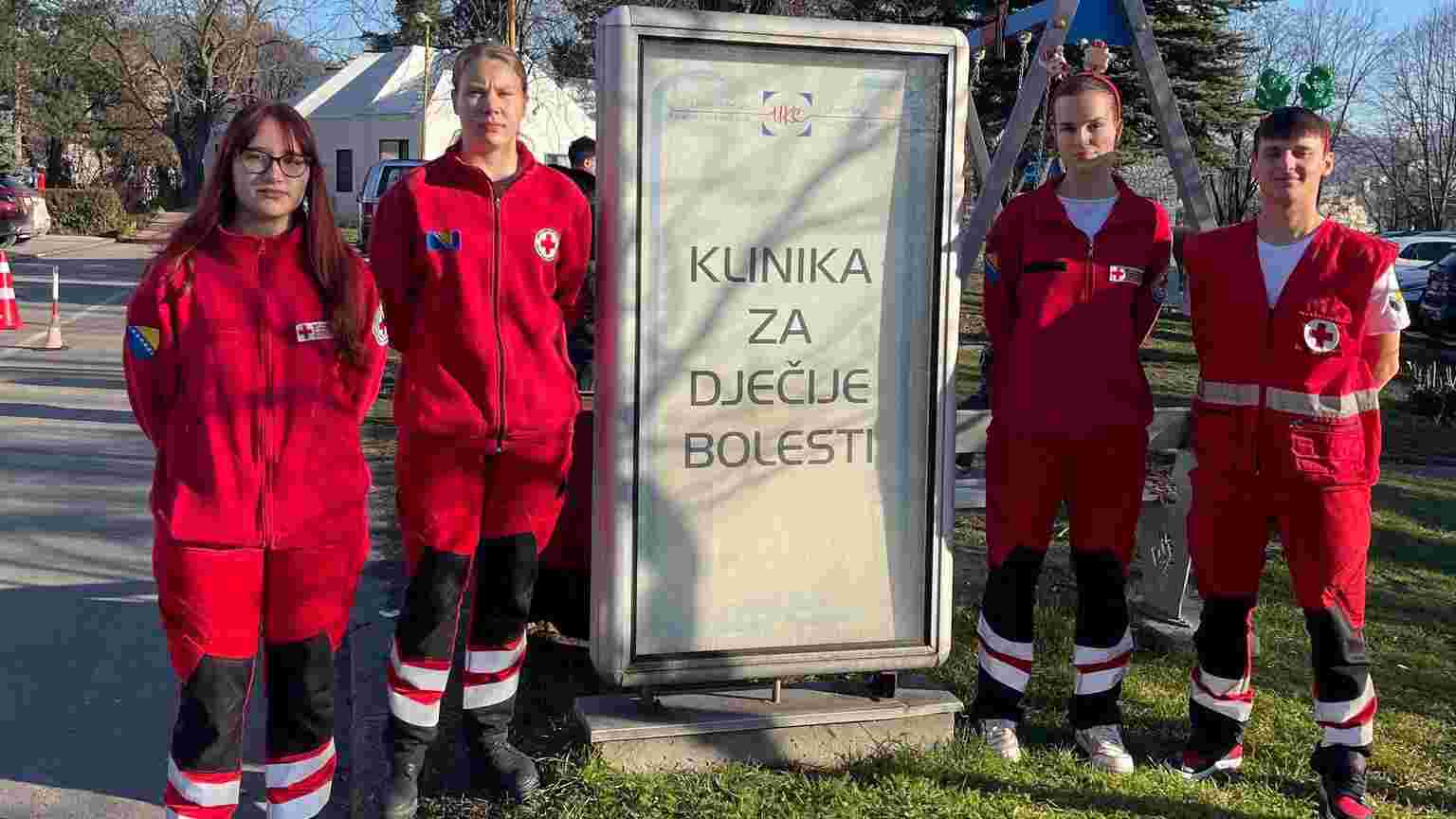 Crveni križ/krst grada Lukavac obradovao mališane na UKC Tuzla novogodišnjim paketićima