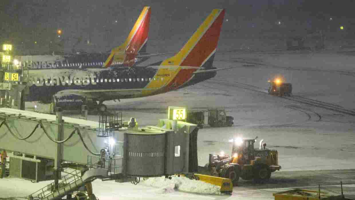 Snažna zimska oluja paralizovala SAD: Stotine hiljada bez struje, otkazane hiljade letova