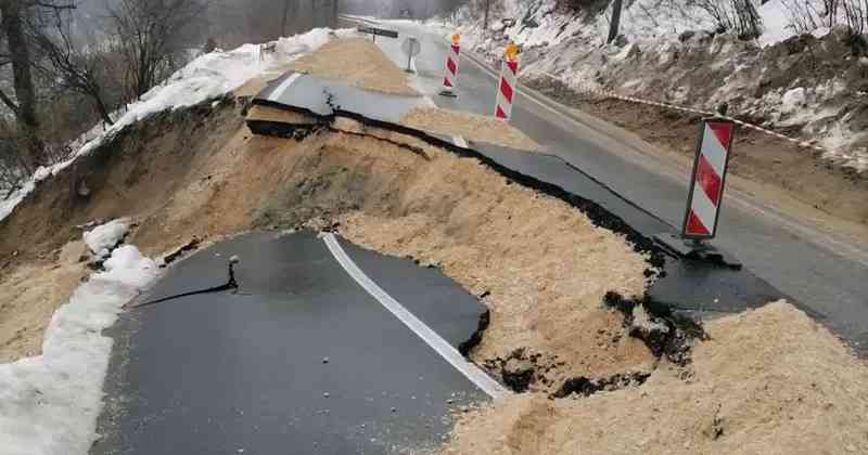 Zbog odrona i klizišta obustavljen saobraćaj u Tuzlanskom kantonu
