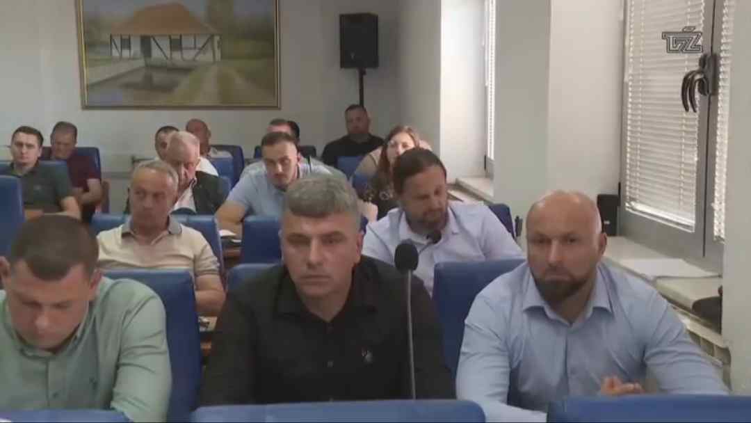 Hadžić optužio vlast za zataškavanje afere s diplomama: „Kada vlast brani lažne diplome, narod mora reagovati“
