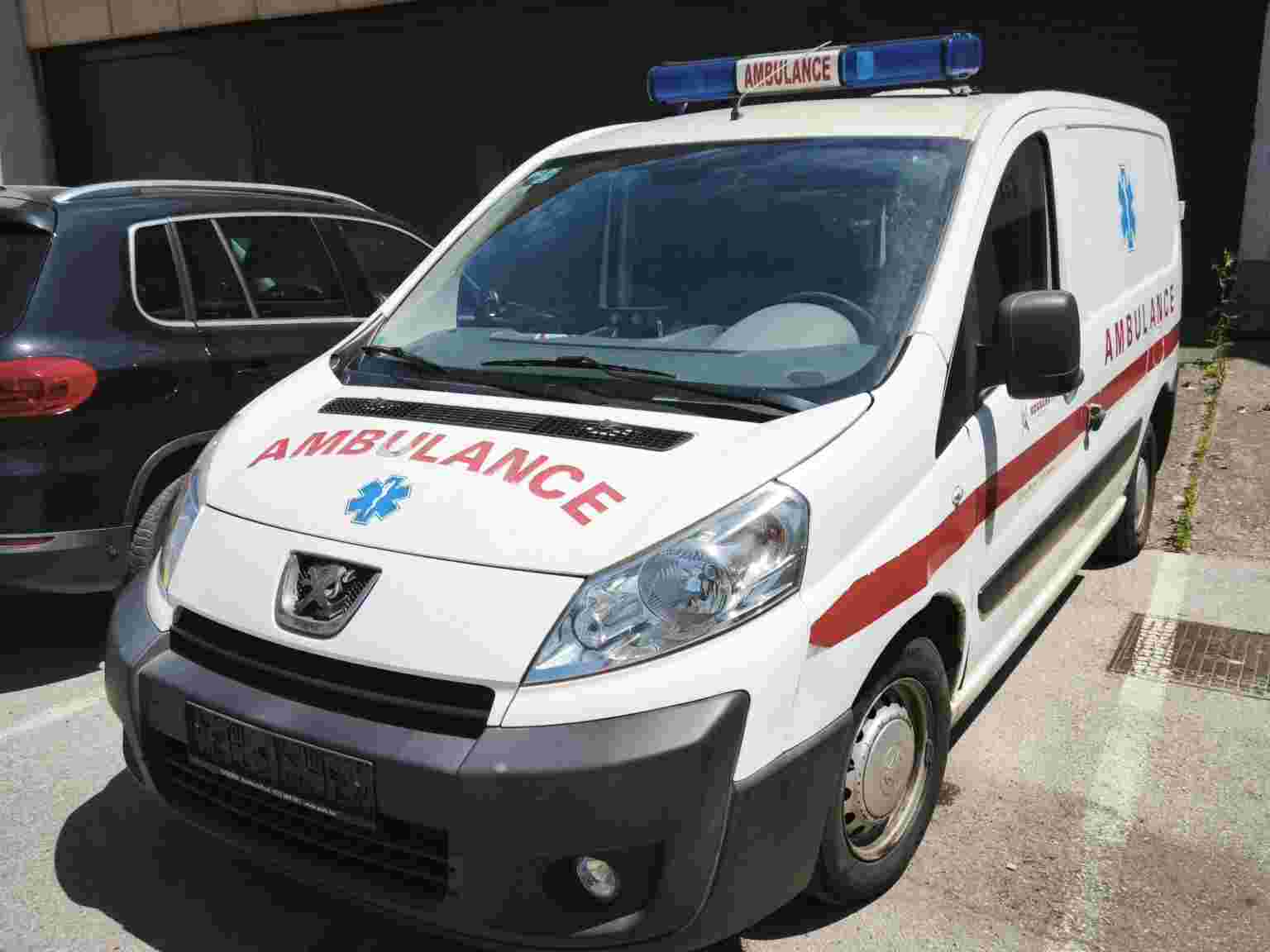 Donacija bez aplauza: Građani Lukavca oštro reagovali na novo sanitetsko vozilo koje je Cementara poklonila Domu zdravlja