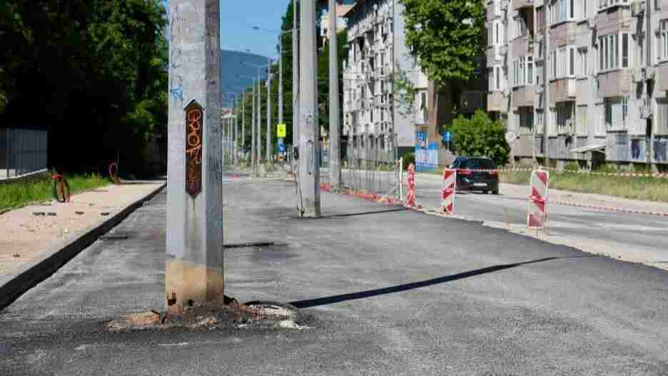 Stubovi ostali na cesti na Grbavici, troškovi kružnog toka ponovo rastu – dodatnih 700.000 KM za Južnu longitudinalu