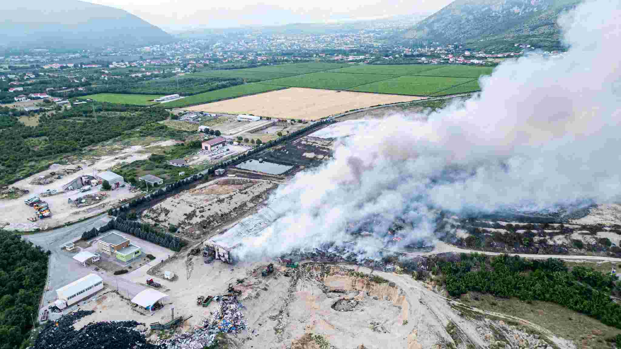 Mostar proglasio tehničko-tehnološku nesreću nakon velikog požara na deponiji Uborak