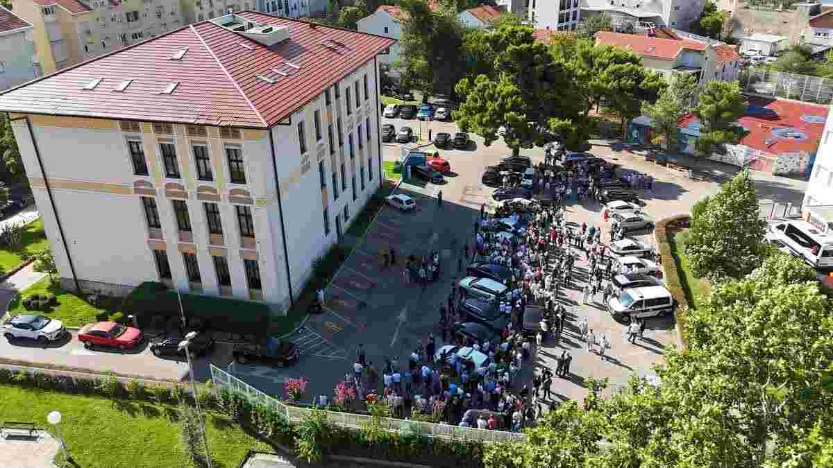 Protest ispred mostarske Gradske vijećnice zbog otkaza za 22 radnika Komunalnog: “Ovo je udruženi napad na radnike”