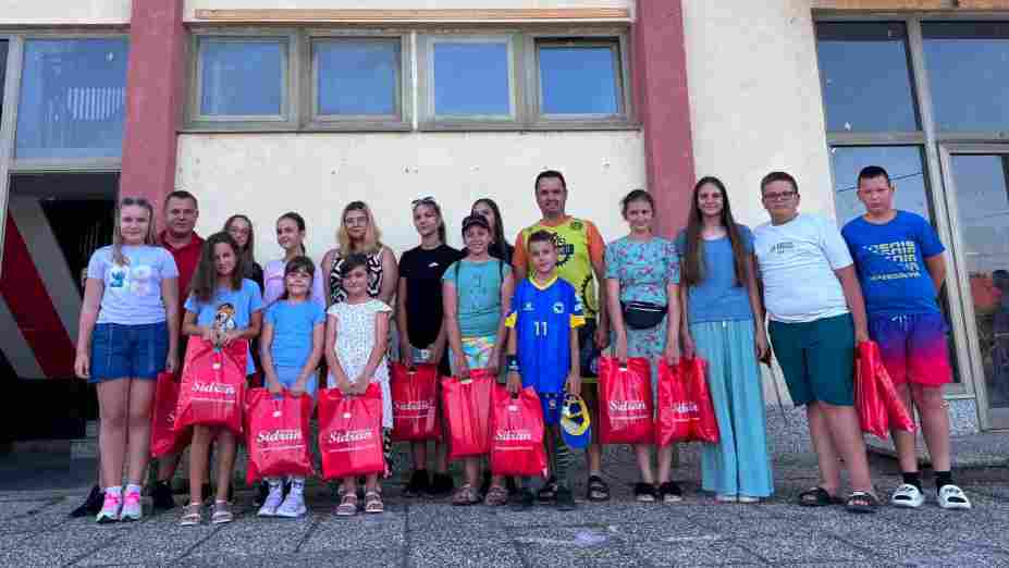 MZ Bikodže obradovala školarce: Uručen školski pribor za oko 50 učenika