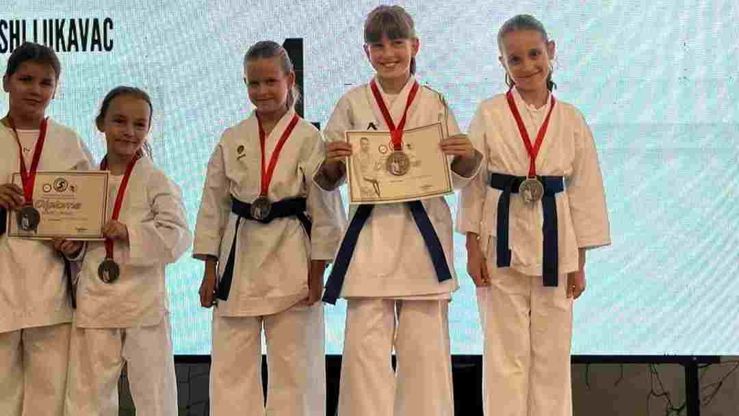 KARATE KLUB „TUZLA“ OSVOJIO 10 MEDALJA NA MEMORIJALU MEHMED HALILOVIĆ