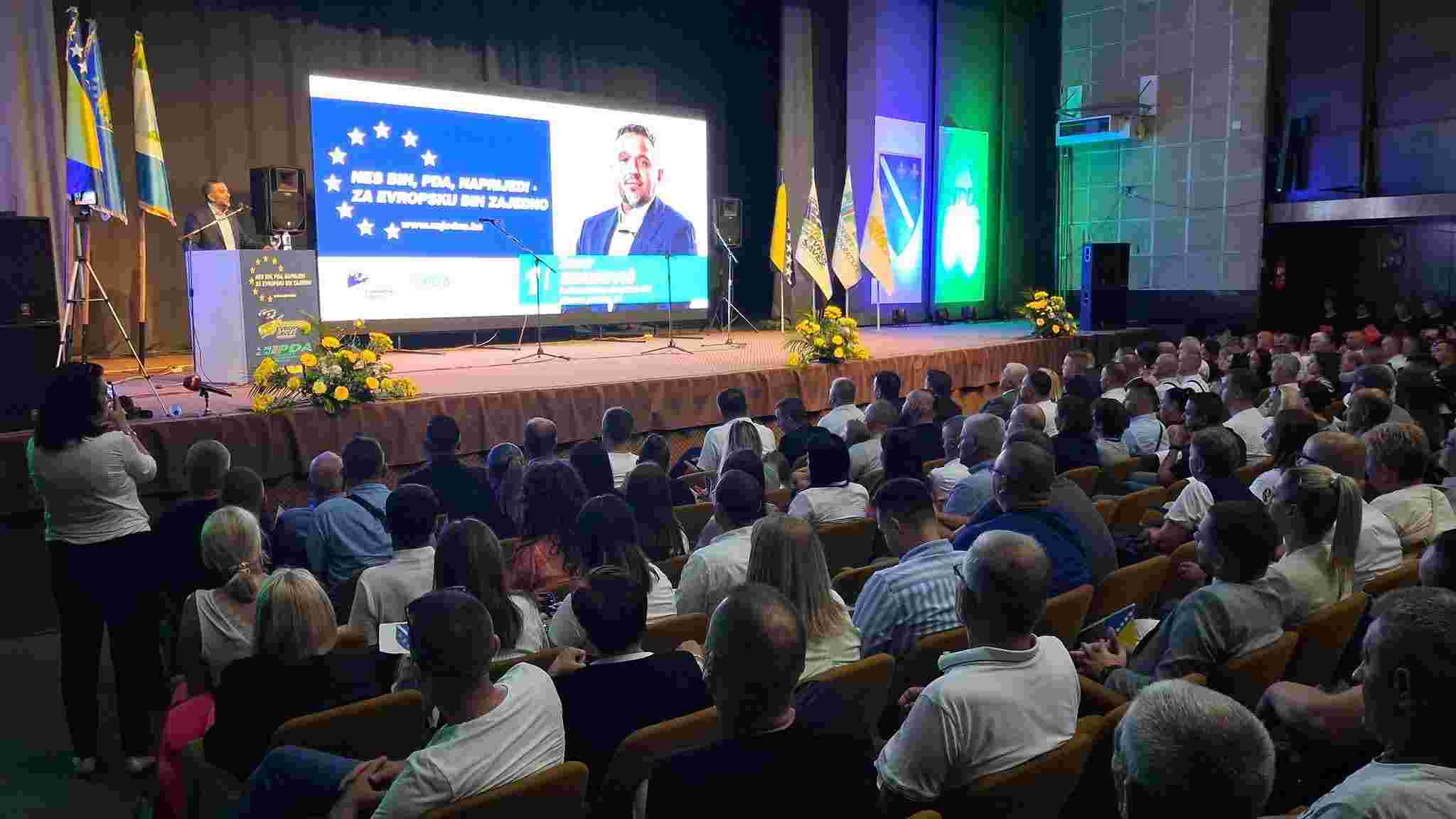 NES BiH, PDA i Naprijed iz Lukavca krenuli u kampanju: Oštre poruke vlastima i podrška Denisu Bećiroviću – FOTO/VIDEO