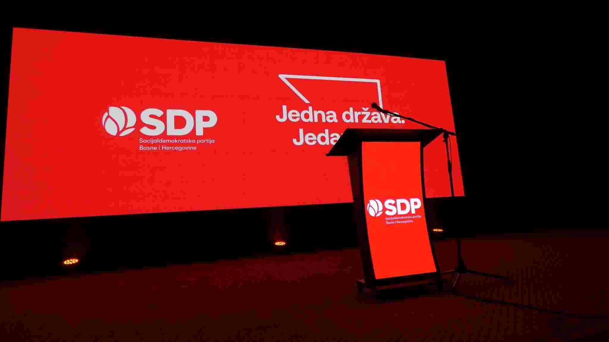 LUKAVAC SAV U CRVENOM: SDP predstavio program za 2026–2030. – minimalac ide na 1.500 KM, najniža penzija na 1.000 KM, umjesto SMS-a liječenje u inostranstvu o trošku Federacije FOTO/VIDEO
