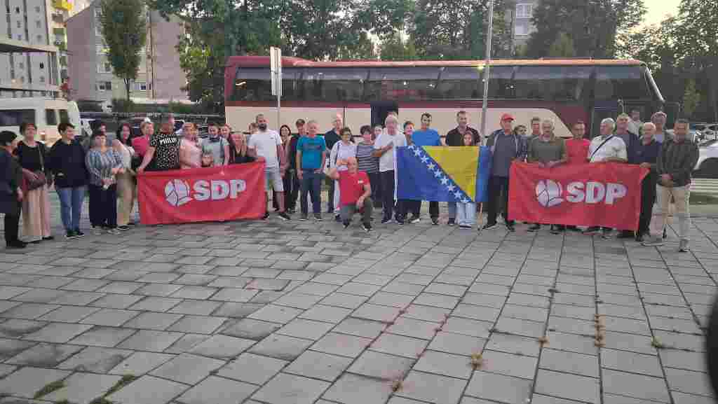 KRUŠEVICA POKAZALA SNAGU: Pun autobus Kruševljana stigao na skup SDP BiH u Lukavcu