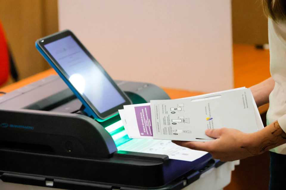 CIK UPOZORAVA NA MOGUĆE ZLOUPOTREBE IZBORNIH UREĐAJA: INTERNETOM SE VEĆ ŠIRE I TEORIJE ZAVJERE