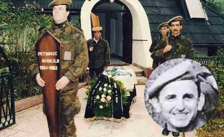 TRAVNIK NE ZABRAVLJA SVIŽOJE HEROJE: SJEĆANJE NA MAJORA MIHAJLA PETROVIĆA