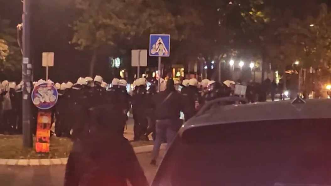 PROTEST ISPRED TV PINK: Građani gađali zgradu jajima, policija formirala kordon